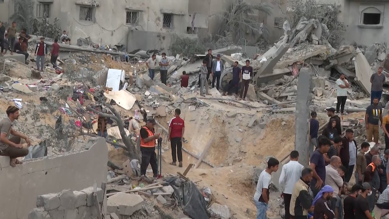 الجزيرة ترصد عمليات انتشال الجثث والبحث عن ناجين جنوب غزة