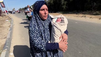 جدة فلسطينية تحمل أصغر نازحة في غزة.. ما قصتها؟