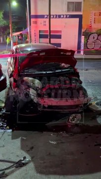 #Preliminar Derivado de la combinación alcohol y volante, un aparatoso choque dejó saldo de dos personas lesionadas y un par de vehículos destrozados. Este percance tuvo lugar en calles de la colonia La Penal de Guadalajara #GuardiaNocturna