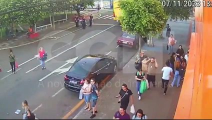 Video herunterladen: Homem encontra 'aulas de luta' gratuitas na rua após agressão a mulher: público oferece 'curso intensivo'