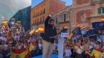 López Miras, este domingo, ante miles de personas que han colapsado la plaza Cardenal Belluga de Murcia.