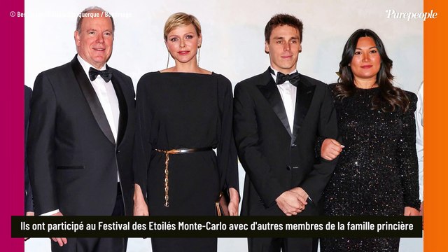 Charlene de Monaco au bras d'Albert en longue robe noire ceinturée : accessoires très luxueux pour une sirène sublime