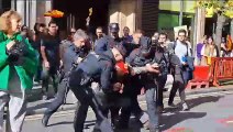 Un hombre detenido en un acto de Vox en Bilbao ante la sede del PSOE