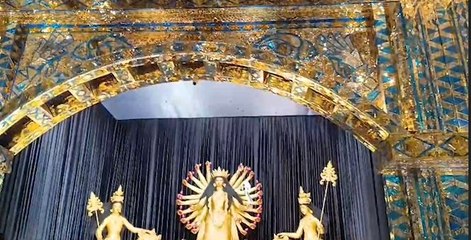 চিনের বিখ্যাত স্থাপত্যের আদলে তৈরি শিলিগুড়ি তরুণ সংঘের মণ্ডপে দর্শনার্থীর ঢল