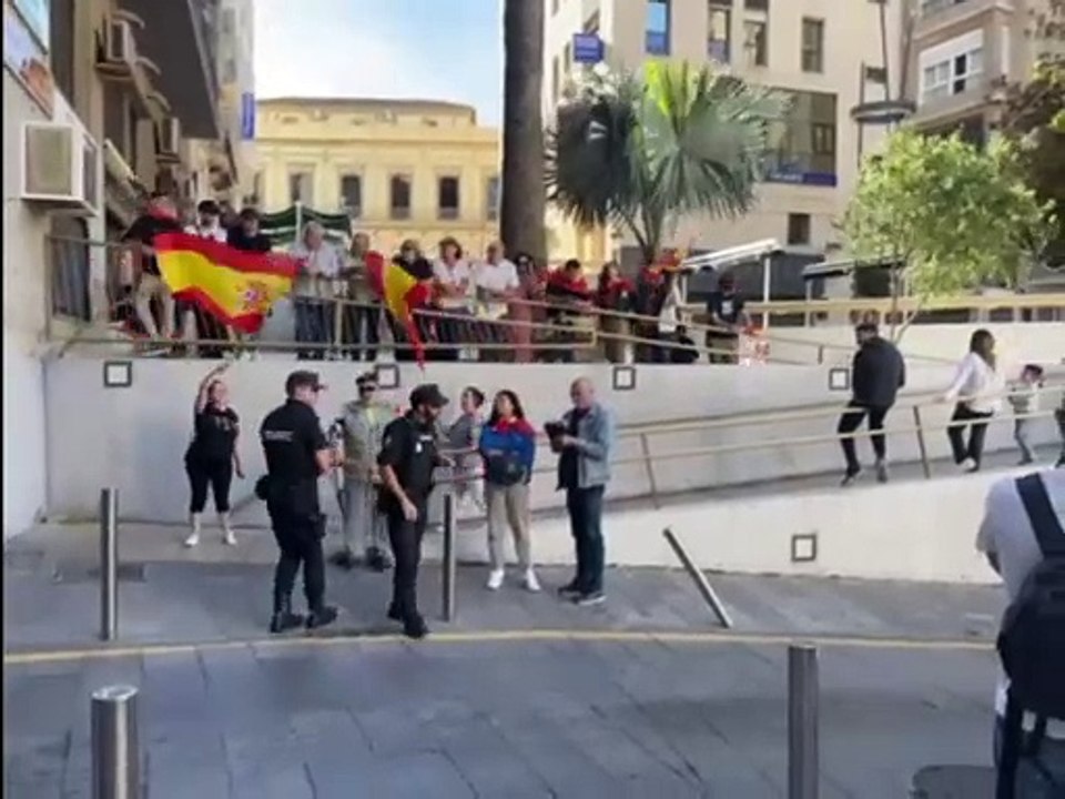 Apenas un centenar de manifestantes se concentran ante la sede del PSOE