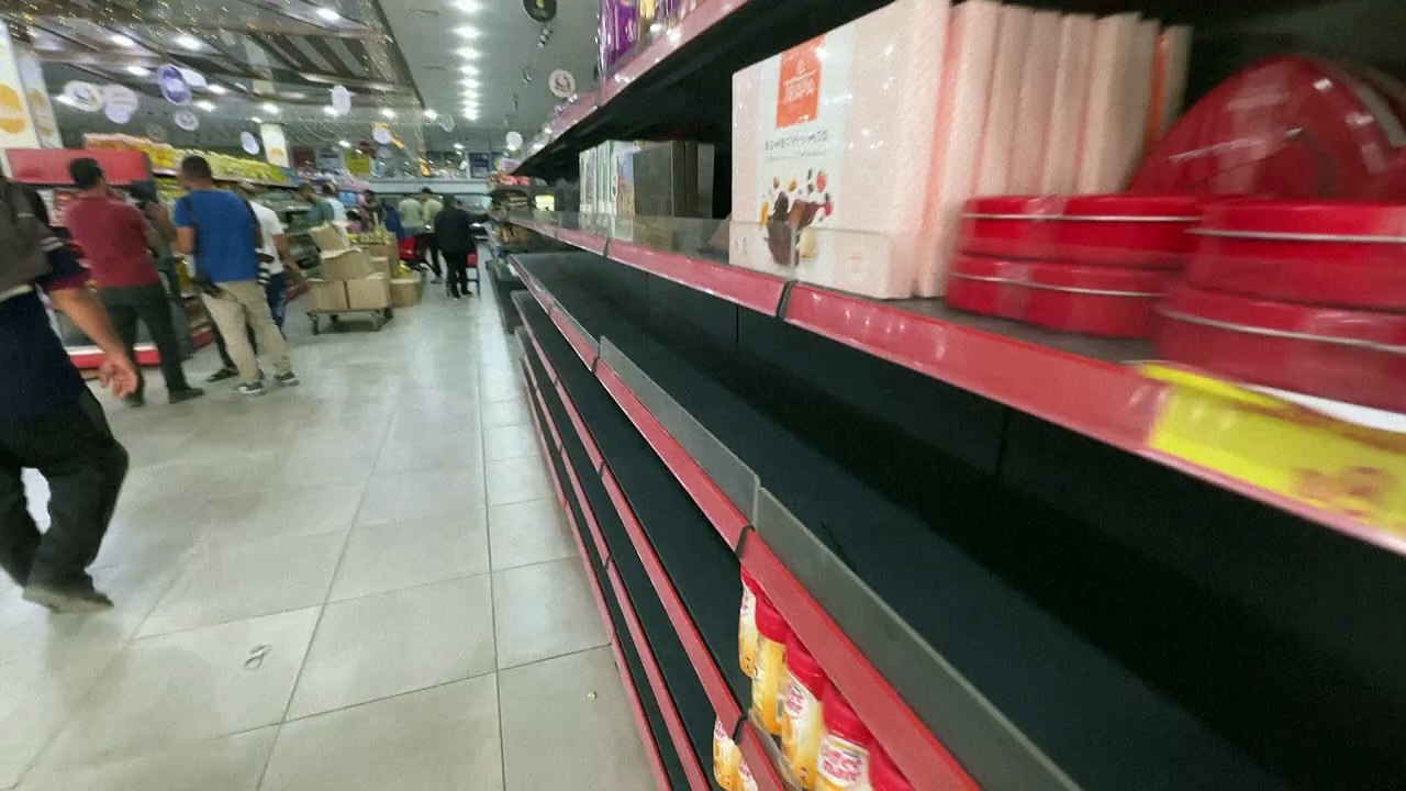 Leere Supermarktregale im Süden des Gazastreifens