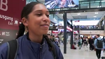 Streicheln gegen Reisestress: Hunde beruhigen Reisende am BER