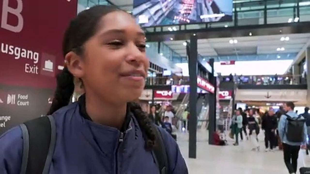 Streicheln gegen Reisestress: Hunde beruhigen Reisende am BER