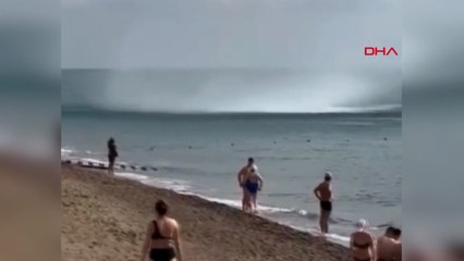 Antalya Lara plajında hortum paniği! Sağa sola kaçıştılar