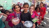 A Rafah gente in fila per un pasto, 