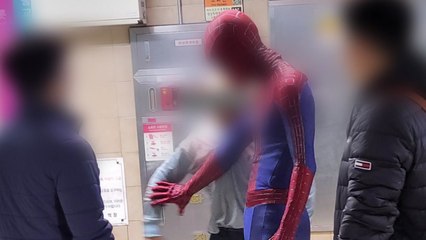잠실역에 등장한 '스파이더맨'…노숙인 말리고 사라져 / YTN