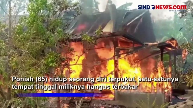 Seorang Nenek Menangis Histeris Melihat Rumahnya Terbakar Hebat