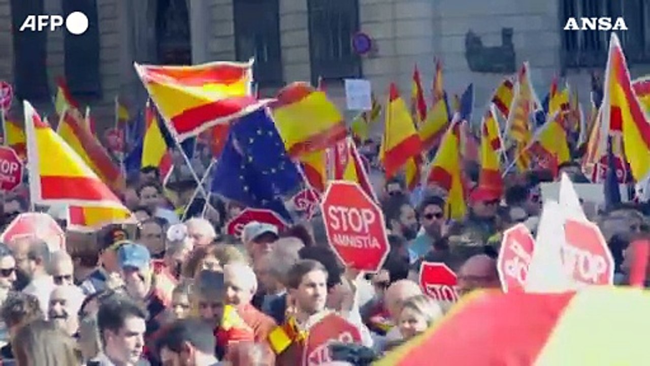 Spagna, a Barcellona in piazza contro l'amnistia ai separatisti catalani