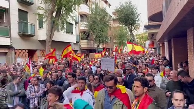Los simpatizantes de PP y Vox gritan ¡no es una sede, es un puticlub! a la Casa del Pueblo de Albacete: