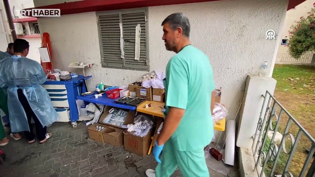 Gazze'deki el-Ehli Baptist Hastanesi'nde hastalar bahçede tedavi ediliyor