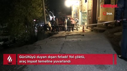 Gürültüyü duyan dışarı fırladı! Yol çöktü, araç inşaat temeline yuvarlandı