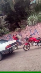 Conductores se van a los golpes en el blv Fuerzas Armadas