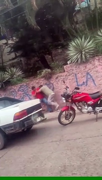 Conductores se van a los golpes en el blv Fuerzas Armadas