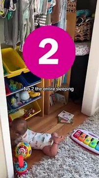 Mamma lascia dormire figlio di un anno sul pavimento: pioggia di critiche