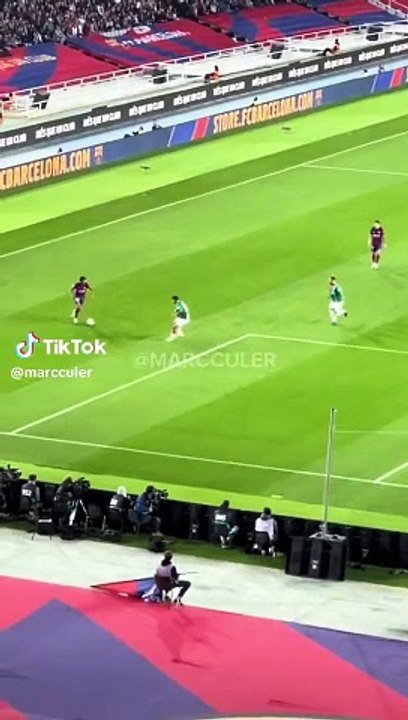 El feo gesto de Lewandowski a Lamine Yamal en el Barça-Alavés
