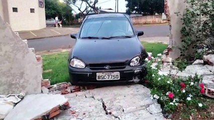 Corsa é abandonado após se envolver em colisão com caminhonete e derrubar muro