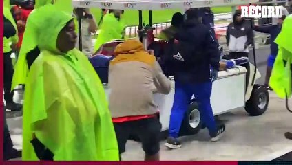 Rodrigo Huescas, jugador de Cruz Azul, sale en AMBULANCIA del Estadio Azteca