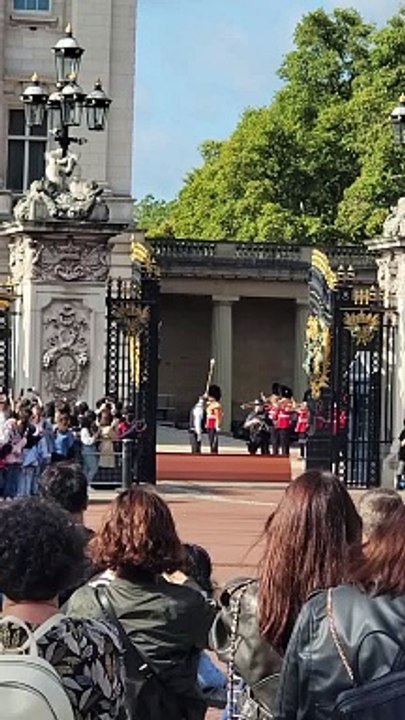 Kings Guards Shift Change