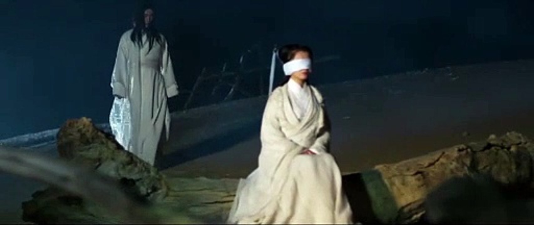 Zhen Zhibing blindfolded Xiaolongnü and took advantage of the opportunity  甄志丙蒙住小龍女的眼睛，乘虛而入  The Return of the Condor Heroes 神鵰俠侶 小龍女 The little dragon girl Xiaolongnü