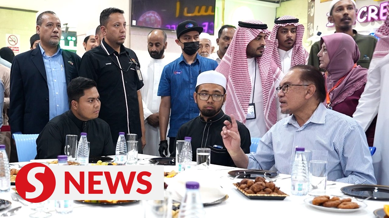 PM Anwar meets with umrah pilgrims and students...