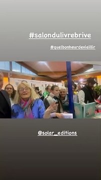 Il est en train de dire 'C'est bien ce livre'. Peut-être qu'il a aidé à l'écrire ? , demande cette curieuse dame.Sophie Davant à la Foire du Livre de Brives. Le 11 novembre 2023.