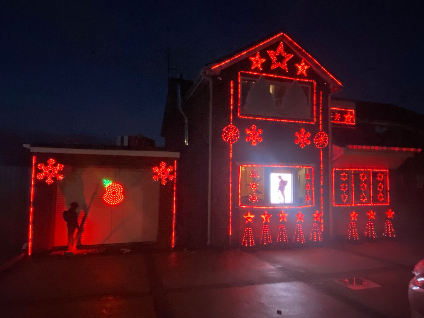 ⁣Couple spends £8k on a 12,000 bulb Remembrance light display