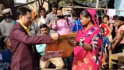 छठ पूजा को लेकर एक मुस्लिम परिवार ने पेश किया मिसाल, व्रतियों के बीच किया साड़ी का वितरण