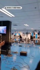 Dünya futbolu bu görüntüyü konuşuyor! Gözü dönen menajer ve çalışanlar VAR odasının kapısına dayandı