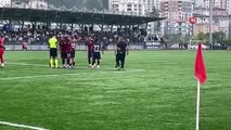 Hakemin kararını beğenmeyen futbolcular, maçı bırakıp oturma eylemi yaptı