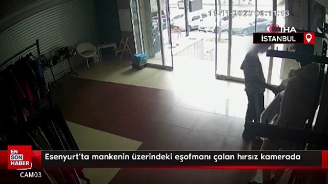 Esenyurt'ta mankenin üzerindeki eşofmanı çalan hırsız kamerada