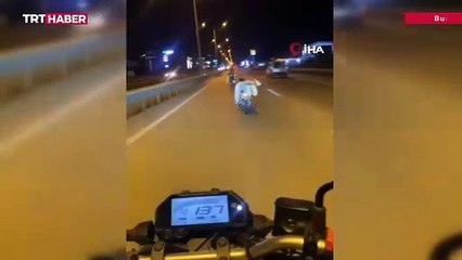 Motosikletle tehlikeli yarış kameraya yansıdı