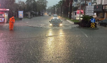 Çanakkale’de sağanak; cadde ve sokaklar göle döndü