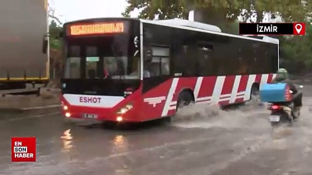 İzmir ve Muğla'da sağanak yağmur cadde ve sokakları göle çevirdi
