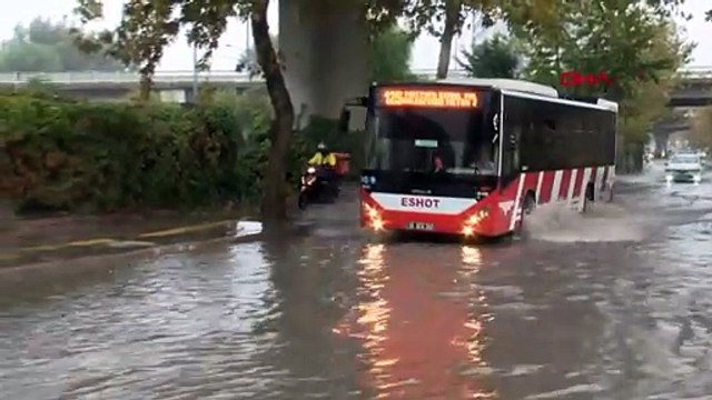 İzmir'de Sağanak Yağış: Cadde ve Sokaklar Su İle Doldu