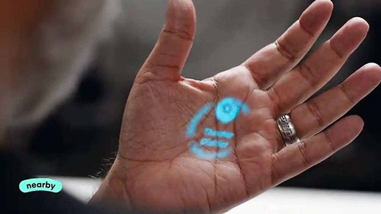 AI Pin, el dispositivo de ciencia ficción que jubilará tu móvil