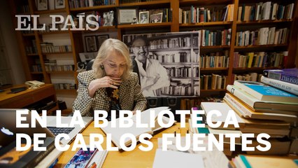 Silvia Lemus en la biblioteca de #CARLOSFUENTES