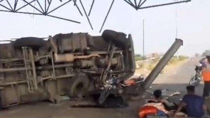 भीषण हादसा: टमाटर से भरा ट्रक पलटा,ऐसे बची ड्राइवर की जान