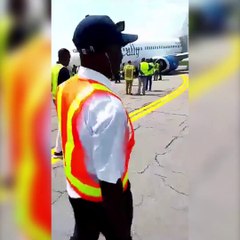 Pistten çıkan uçak çime saplandı!