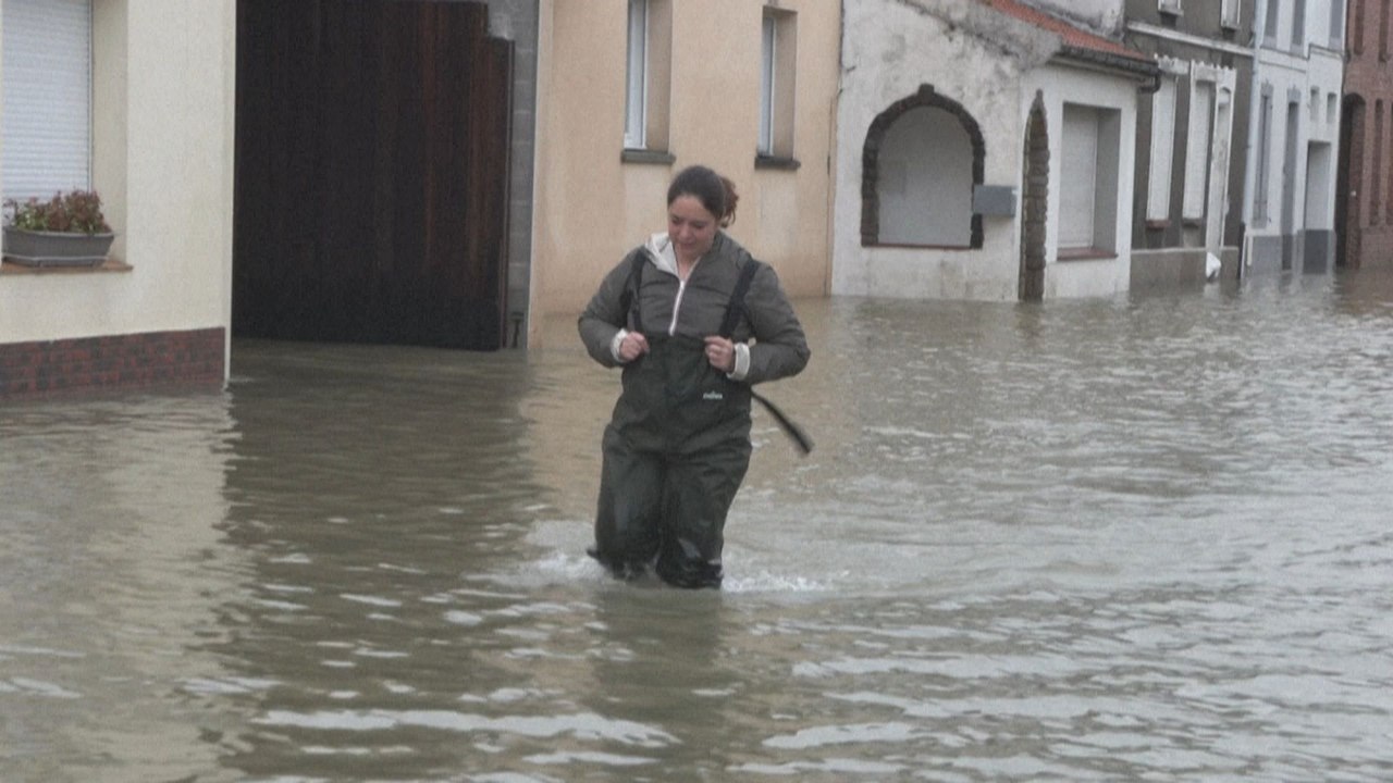 Pas-de-Calais: des habitants inquiets et démunis face aux inondations