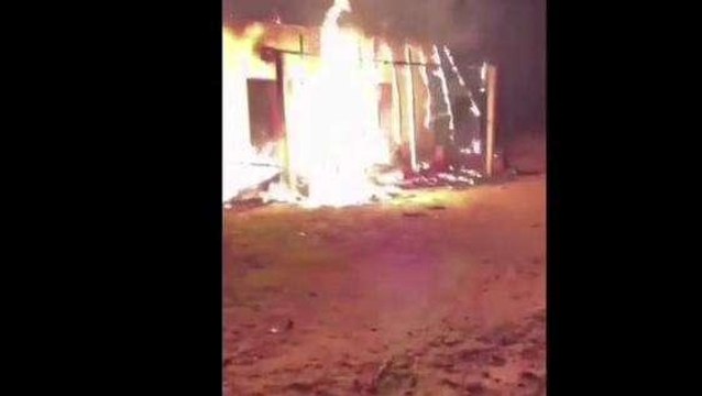 मुरैना : किसान की झोपड़ी में अज्ञात कारणों के चलते दबंगों ने लगाई आग