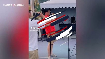 Sahibi ile düet yapan kedi sosyal medyada viral oldu