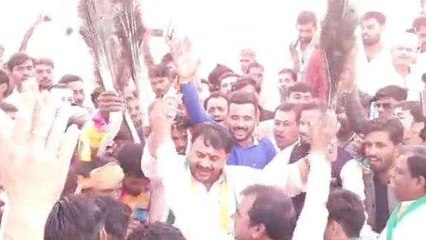 कांग्रेस प्रत्याशी का अनोखा अंदाज: दिवारी लोकगीतों पर जमकर थिरके,देखें Video