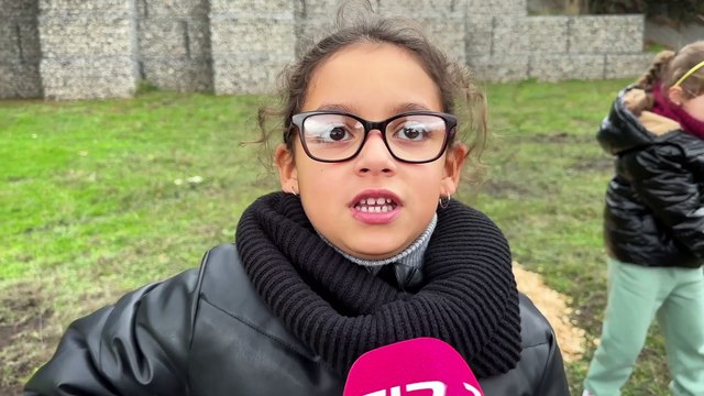 Les élèves de CP de l'école Bergson plantent des arbres