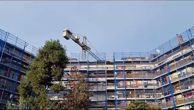 Legnano, due operai asserragliati su una gru per protesta;: senza stipendio da due mesi