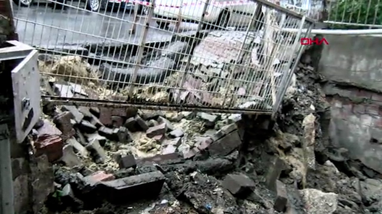 Sağanak yağış sonrası Küçükçekmece'de bahçe duvarı çöktü